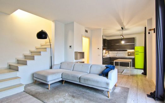 Centro – Proponiamo Ampio Appartamento Duplex (110 Mq) Con Annesso Terrazzo Di Mq 32, Doppi Servizi, Cantina E Box Auto Doppio. (MI-PO)