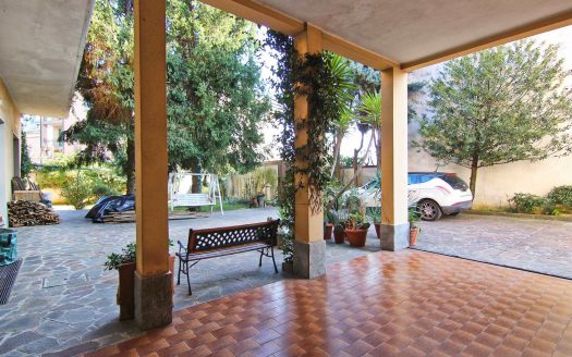 Proponiamo Villa Singola Plurilocale Con Annesso Laboratorio, Terrazzi, Porticati, Box Auto E Giardino Di 380 Mq (LI-MA)