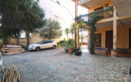 Proponiamo Villa Singola Plurilocale Con Annesso Laboratorio, Terrazzi, Porticati, Box Auto E Giardino Di 380 Mq (LI-MA)