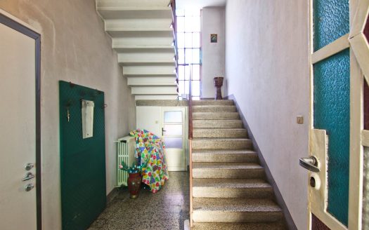 Centro – Proponiamo Porzione Di Casa Di Ampia Metratura Con Annesso Giardino Disposta Su Due Livelli Abitativi (CO-CT)