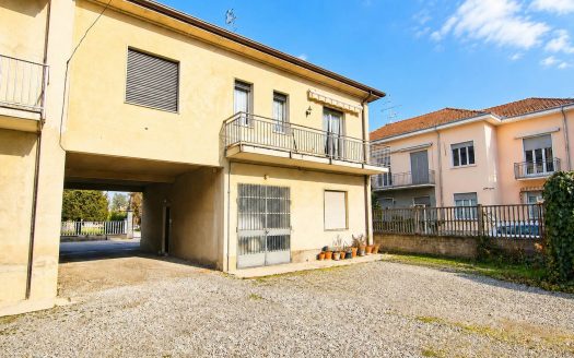 Centro – Proponiamo Porzione Di Casa Di Ampia Metratura Con Annesso Giardino Disposta Su Due Livelli Abitativi (CO-CT)