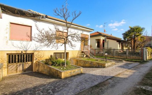 Centro – Villa Bifamiliare Composta Da Due Unità Immobiliari (CL-CLA)