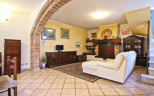 Centro – Porzione Di Casa Con Box Auto E Accessori (MI-GRS)