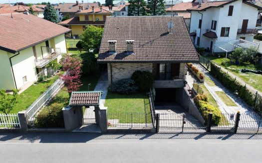 Via Del Galletto – Villa Singola Su Unico Livello Con Giardino Privato, Mansarda, Taverna E Doppio Box Auto (CO-BZ)