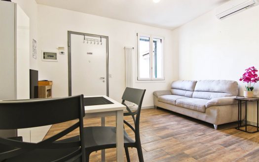 Tre Locali Piu’ Doppi Servizi, Completo Di Arredamento, In Pronta Consegna. (CO-MO-T2)