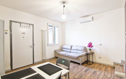 Tre Locali Piu’ Doppi Servizi, Completo Di Arredamento, In Pronta Consegna. (CO-MO-T2)