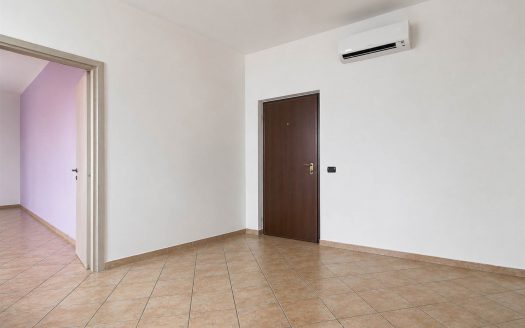 Ampio Trilocale Con Terrazzo, Box E Deposito – Centro Paese (LA-LNI)