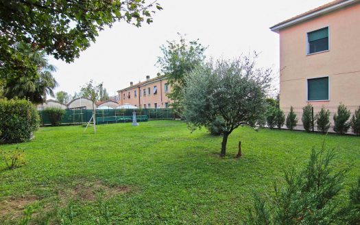 Quattro Locali, Doppi Servizi Con Giardino E Box Auto Doppio (CO-DMT)