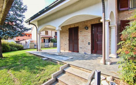 Porzione Di Villa Bifamiliare Con Mansarda, Taverna E Giardino – Lazzate (LA – PL)