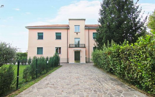 Quattro Locali, Doppi Servizi Con Giardino E Box Auto Doppio (CO-DMT)
