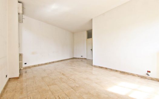 Centro – Ampio Trilocale Con Servizi, Ripostiglio, Balconi, Cantina E Box Auto (RO-AC)