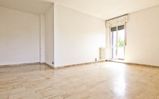 Centro – Ampio Trilocale Con Servizi, Ripostiglio, Balconi, Cantina E Box Auto (RO-AC)