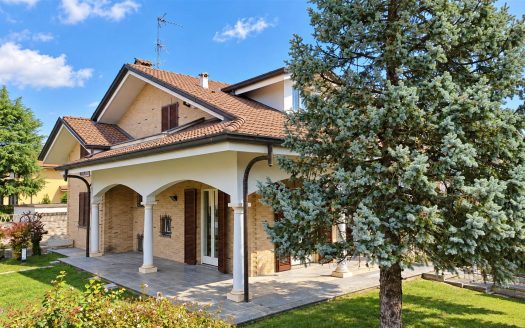 Porzione Di Villa Bifamiliare Con Mansarda, Taverna E Giardino – Lazzate (LA – PL)