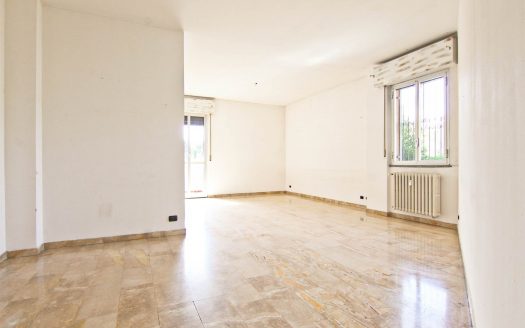 Centro – Ampio Trilocale Con Servizi, Ripostiglio, Balconi, Cantina E Box Auto (RO-AC)