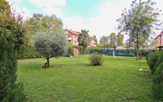 Quattro Locali, Doppi Servizi Con Giardino E Box Auto Doppio (CO-DMT)