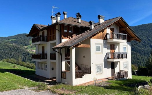 Rumo (tn) – Appartamento Con Ingresso Indipendente, Taverna, Doppi Servizi, Verde E Posti Auto Privati (RU-WG)
